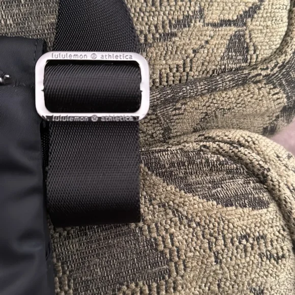 Lululemon crossbody bag extra long strap - Picture 3 of 9